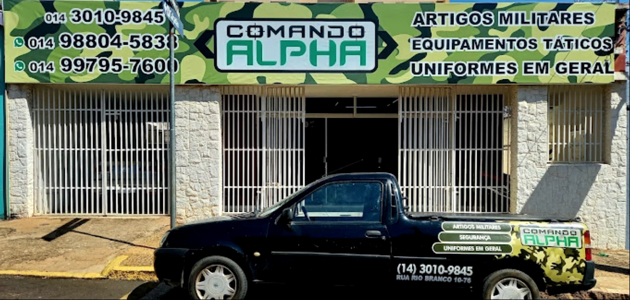 Fachada completa do Comando Alpha em Bauru, incluindo letreiro, vitrine, endereço e veículo da loja, sem corte na fotografia